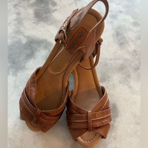 Miz Mooz brand women’s leather sandals size 7. New. Color cognac.